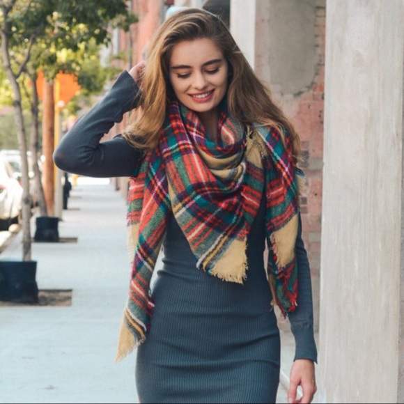 AUTUMN AIR KHAKI PLAIF BLANKET SCARF - Picture 3 of 7